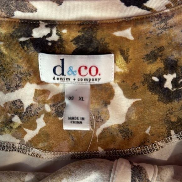 Women’s Set of Two V-Neck Short Sleeve Shirts - XL - Picture 6 of 12